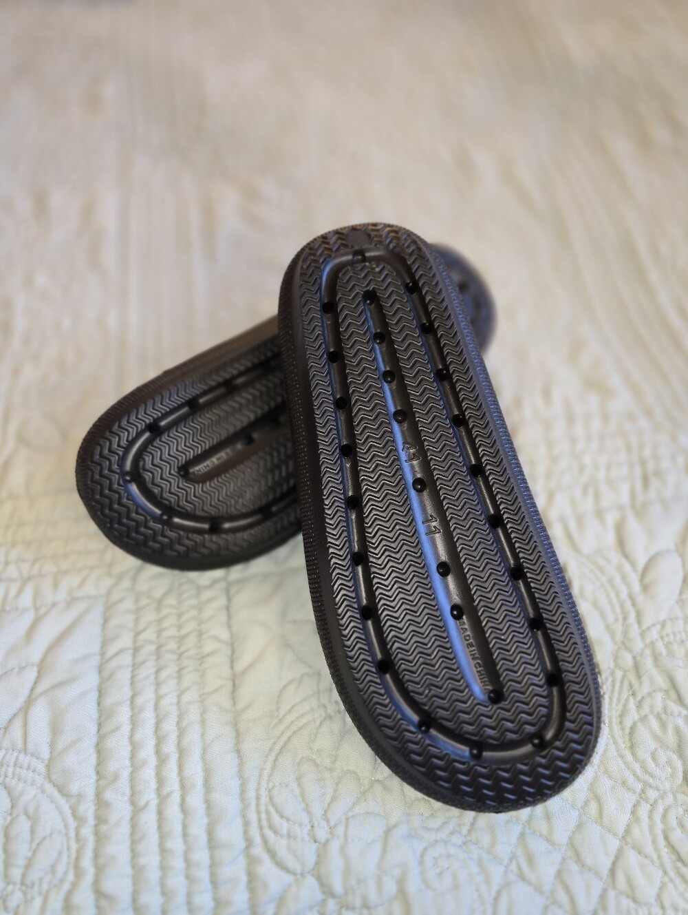 NWOT Cushionaire Feather Pillow Women's Size 11 Or EU 41 Black Slide Sandals - Picture 3 of 3